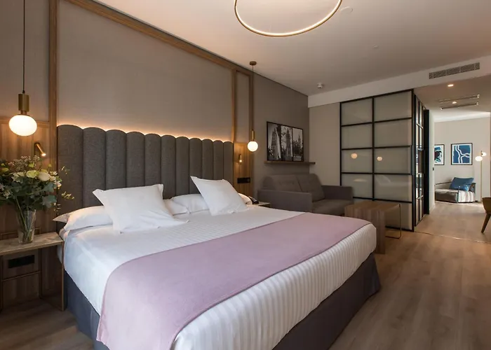 Hotel Giralda Center